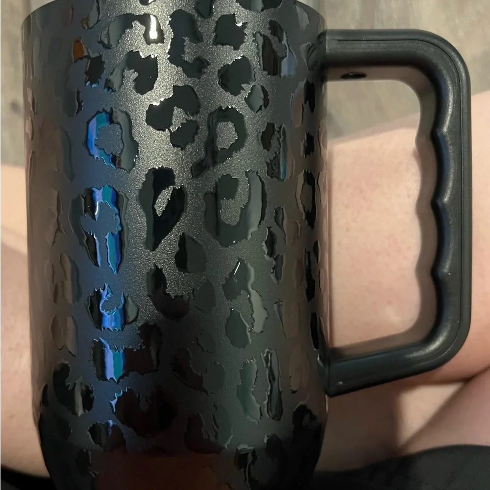 SOLD!!💥💥 HARD TO FIND💥💥 Yukon Fit Forty Leopard Print Tumbler with Straw - Picture 2 of 8